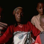 Mulher com os netos em Kigali Ruanda2