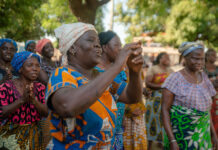 Quebrando o ciclo da crise: Mulheres liderando a construção da paz e a resolução de conflitos